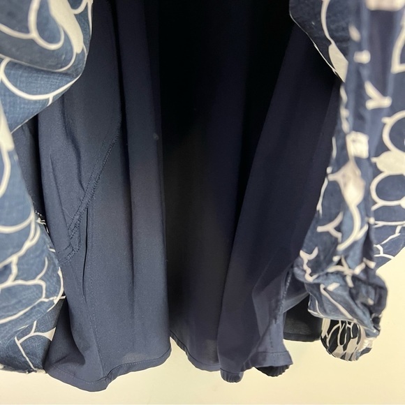 Crown & Ivy dress womens Size S Navy & White Floral Rayon Shift Dress Flutter - Picture 5 of 9